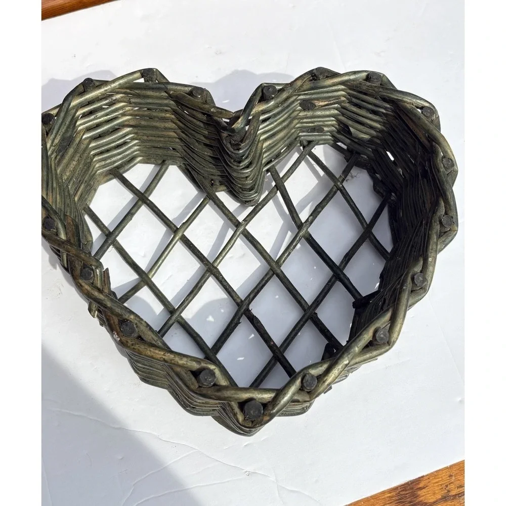 Green Heart Shaped Wicker Twig Branch Woven Basket Cottage Rustic Farmhouse 8.5